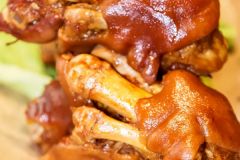 傳統(tǒng)口味鹵豬腳的做法及配料