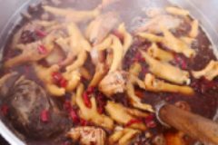 鹵肉的口感80%都是由火候決定的控制好火候和鹵制時(shí)間是關(guān)鍵