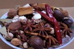 鹵肉里面加入什么香料可以去腥增香？