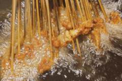 開一家油炸串串香小吃店一年四季暢銷！