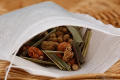 鹵料包是否要泡在鹵水中？