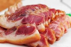 這樣做現(xiàn)鹵現(xiàn)撈豬頭肉是好看的淺紅色！